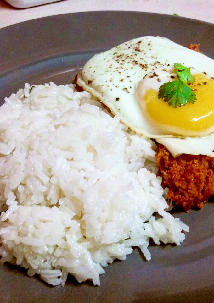 Una foto de Típico plato BORICUA "Arroz con Corned Beef montado a Caballo"