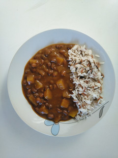 Una foto de Alubias azuki con arroz veganas