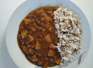 Una foto de Alubias azuki con arroz veganas