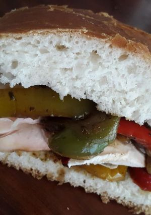 Una foto de Sándwich de vegetales salteados y pollo!