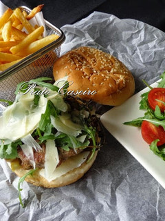 Foto de Hamburguer no pão com queijo de cabra semi curado, tomilho e rucula com batatas fritas no forno
