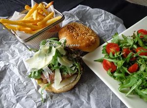 Foto de Hamburguer no pão com queijo de cabra semi curado, tomilho e rucula com batatas fritas no forno