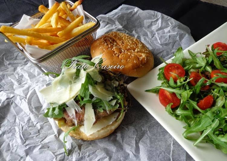 Easiest Way to Prepare Any-night-of-the-week Hamburguer no pão com queijo de cabra semi curado, tomilho e rucula com batatas fritas no forno