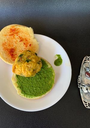 વડાપાઉં (Vada Pav Recipe In Gujarati) રેસીપી મુખ્ય ફોટો