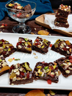 નો બેક ડ્રાયફ્રૂટ બ્રાઉની(No bake dryfruit brownie recipe in Gujarati) રેસીપી મુખ્ય ફોટો