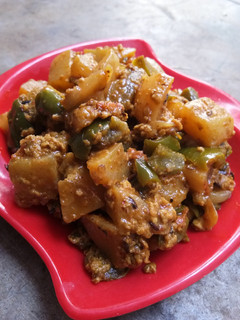 मलाई वाली आलू शिमला मिर्च की सब्जी (Malai wali aloo Shimla mirch ki sabzi recipe in Hindi) रेसिपी मुख्य फोटो
