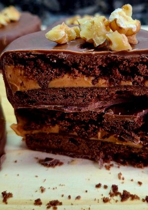 Una foto de Alfajores rellenos de chocotorta