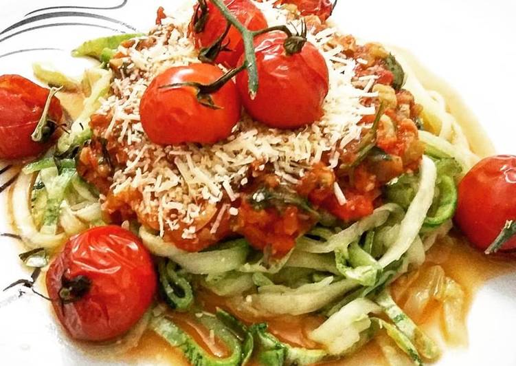 Spaghetti de Abobrinhas com molho de Tomates e Alhos Assados