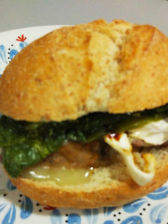 Una foto de Pepito de ternera, pimiento verde y queso de cabra