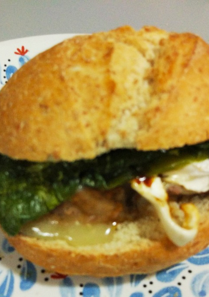 Una foto de Pepito de ternera, pimiento verde y queso de cabra