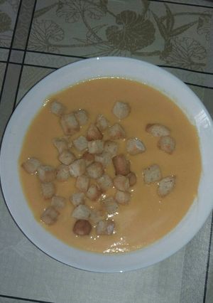 Una foto de Crema de calabaza y costrones