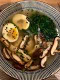 Miso ramen de pollo, shiitakes y espinacas🍜