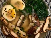 Una foto de fideos al miso