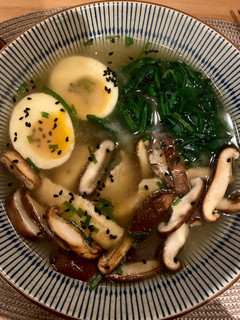 Una foto de Miso ramen de pollo, shiitakes y espinacas🍜