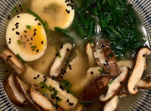 Foto principal de Miso ramen de pollo, shiitakes y espinacas🍜