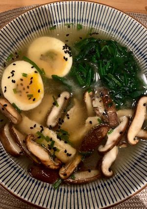 Una foto de Miso ramen de pollo, shiitakes y espinacas🍜
