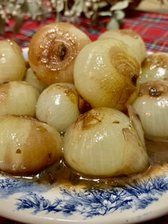 Una foto de Cebollas francesas caramelizadas con vino y miel de guarnición