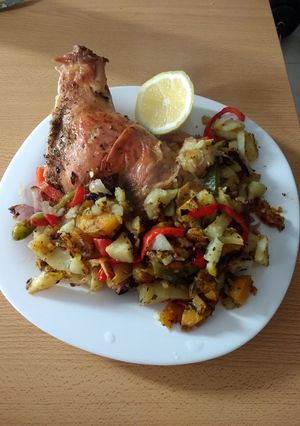 Una foto de Pollo al horno con papas y batatas
