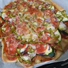 Una foto de Pizza de masa fina, vegetariana