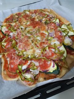 Una foto de Pizza de masa fina, vegetariana