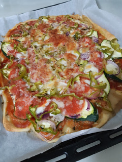 Una foto de Pizza de masa fina, vegetariana
