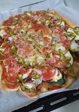 Una foto de Pizza de masa fina, vegetariana