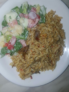 A picture of Macaroni with flaked fish.