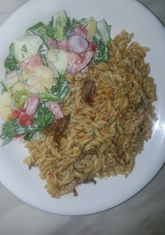 A picture of Macaroni with flaked fish.