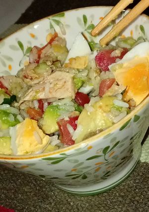 Una foto de Arroz con pollo en ensalada fresca 🥙🥢