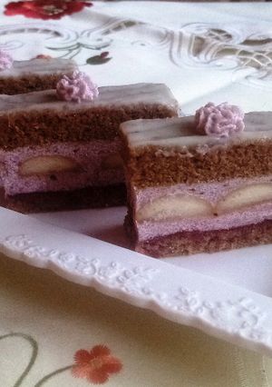 Fahéjas szelet fekete ribizlisbor krémmel recept fotója
