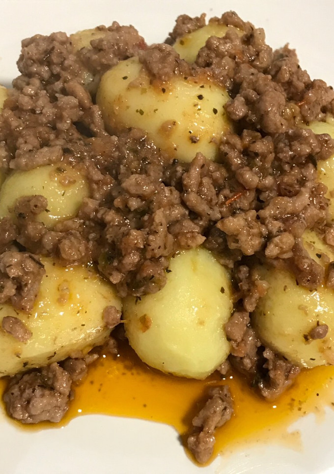 Una foto de Ñoquis rellenos de pesto, con salsa de carne insuperable