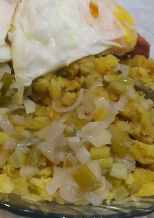 Una foto de Fufu de plátanos con mijito criollo y huevitos fritos 🇨🇺