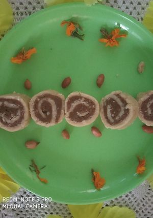 पीनट चॉकलेट रोल (Peanut Chocolate roll recipe in hindi) रेसिपी मुख्य फोटो
