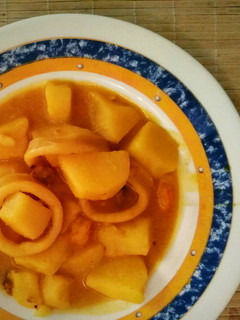 Una foto de Patatas en ajopollo con calamares