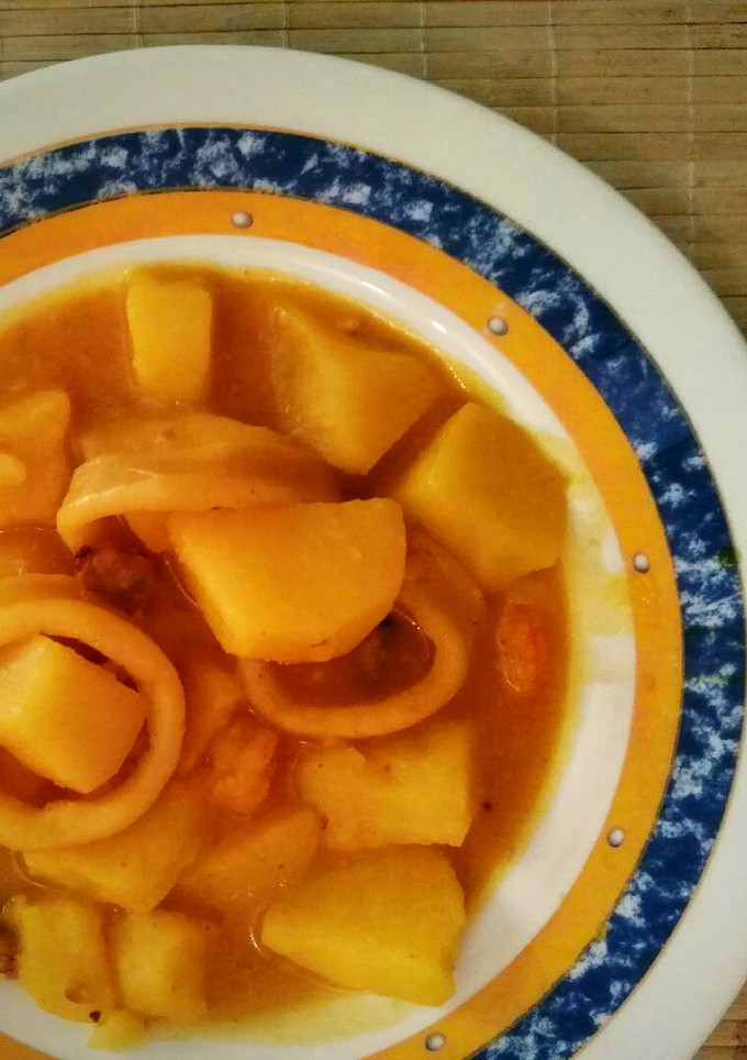 Una foto de Patatas en ajopollo con calamares