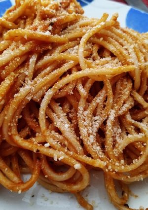 Una foto de Spaghetti rojo