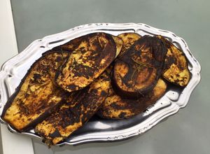 Une photo de Aubergines violettes marinées grillées (à la plancha)