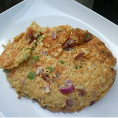 A picture of Noodles omelet.