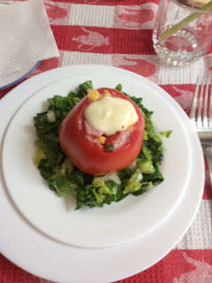 Una foto de Tomate relleno 🍅🍅🍅🍅
