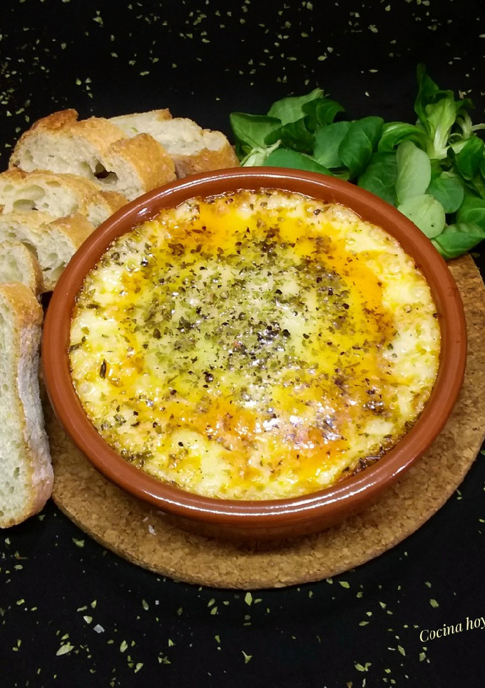 Una foto de Queso Provolone con salsa de tomate, al horno