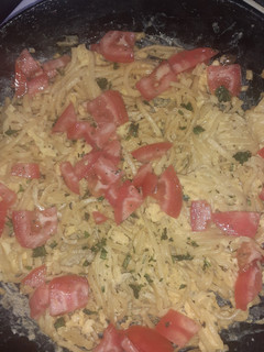 Una foto de Fideos con huevos revueltos y perejil