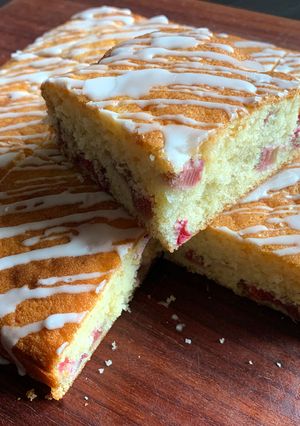 A picture of Rhubarb Cake.