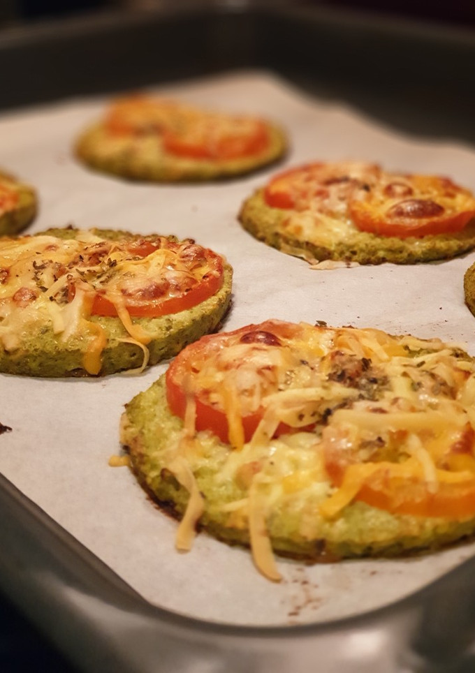Una foto de Pizzetas de brócoli