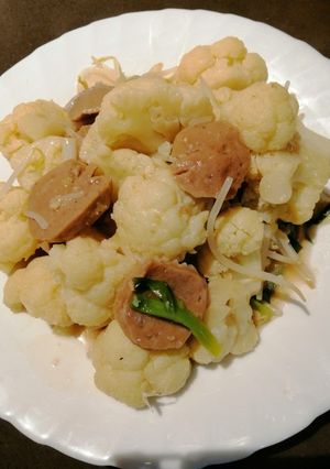 A picture of Sauteed Cauliflower with Fish Ball.