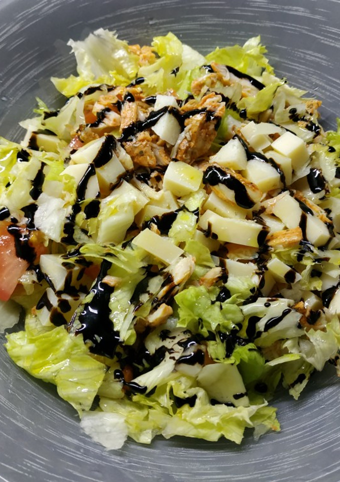 Una foto de Ensalada Pollo y Queso