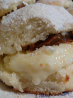 Una foto de Factura con crema pastelera y dulce de leche repostero