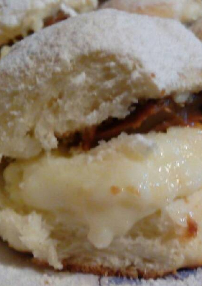 Una foto de Factura con crema pastelera y dulce de leche repostero