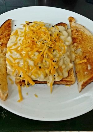 A picture of My Macaroni Cheese on Toast with extra Grated Chedder Cheese 😍.
