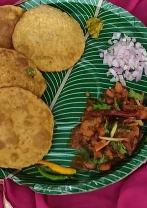 बेडमी पुरी विथ आलू की सब्जी (Bedmi Poori With Aloo Sabji Recipe In Marathi) रेसिपी चे मुख्य फोटो 