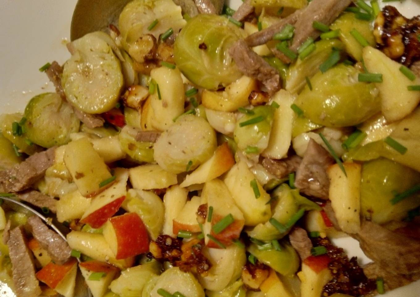 Rosenkohlsalat mit Rindfleisch, Äpfeln und Walnüssen